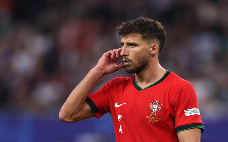 10 trung vệ xuất sắc nhất thế giới năm 2025