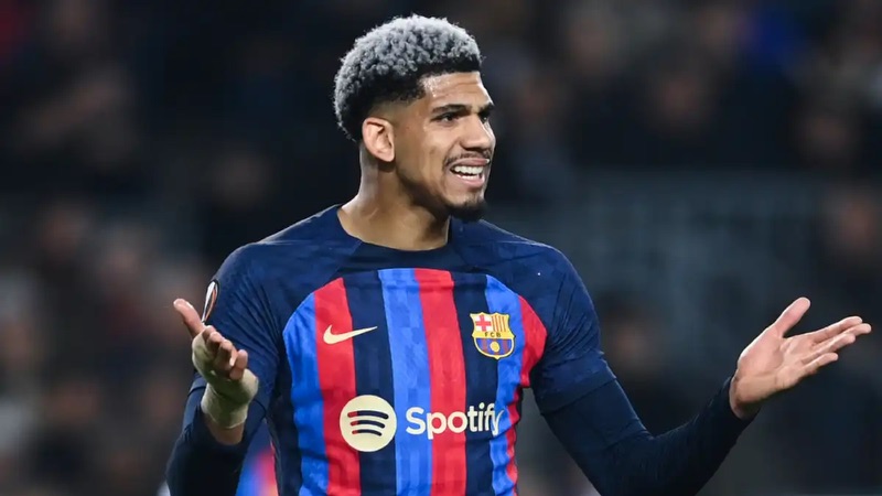 Từ một cái tên vô danh đến một hiện tượng Cầu thủ Ronald Araujo - Thay đổi chóng mặt tại Barca