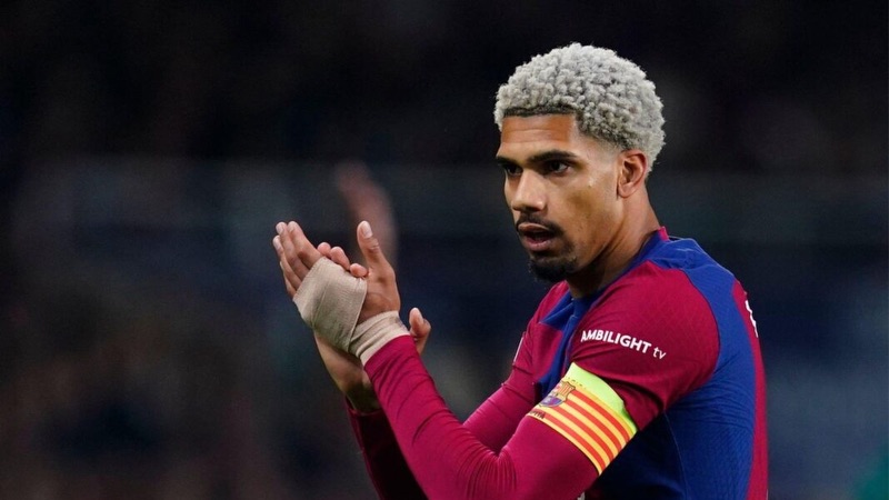 Ông thậm chí còn được hưởng những đặc quyền lớn tại Barça Cầu thủ Ronald Araujo - Thay đổi chóng mặt tại Barca