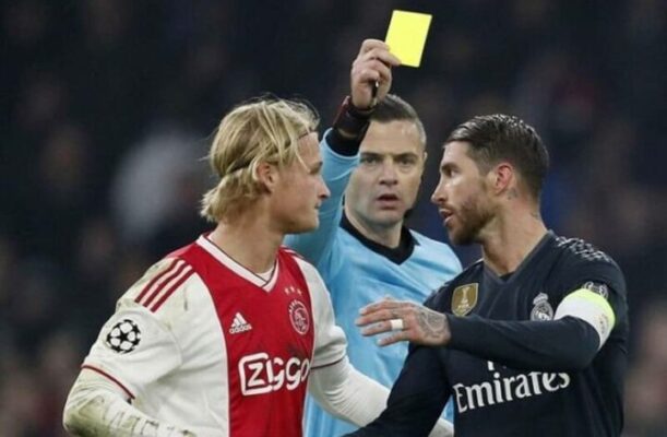 Trọng tài rút thẻ vàng sau pha phạm lỗi