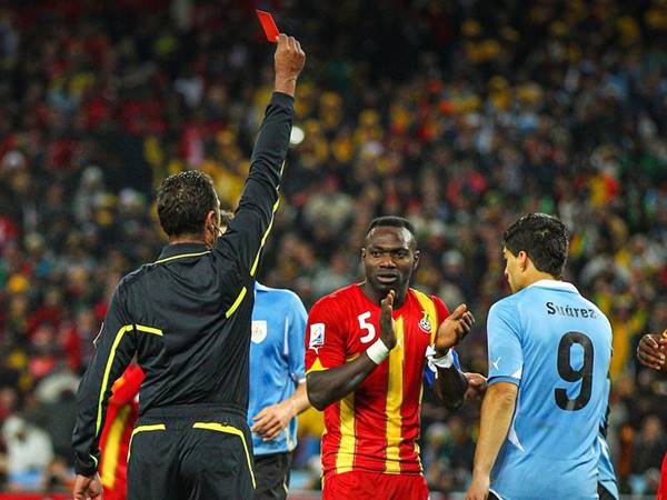 Treo Giò Trong Bóng Đá: Nguyên Nhân Và Quy Định Chi Tiết