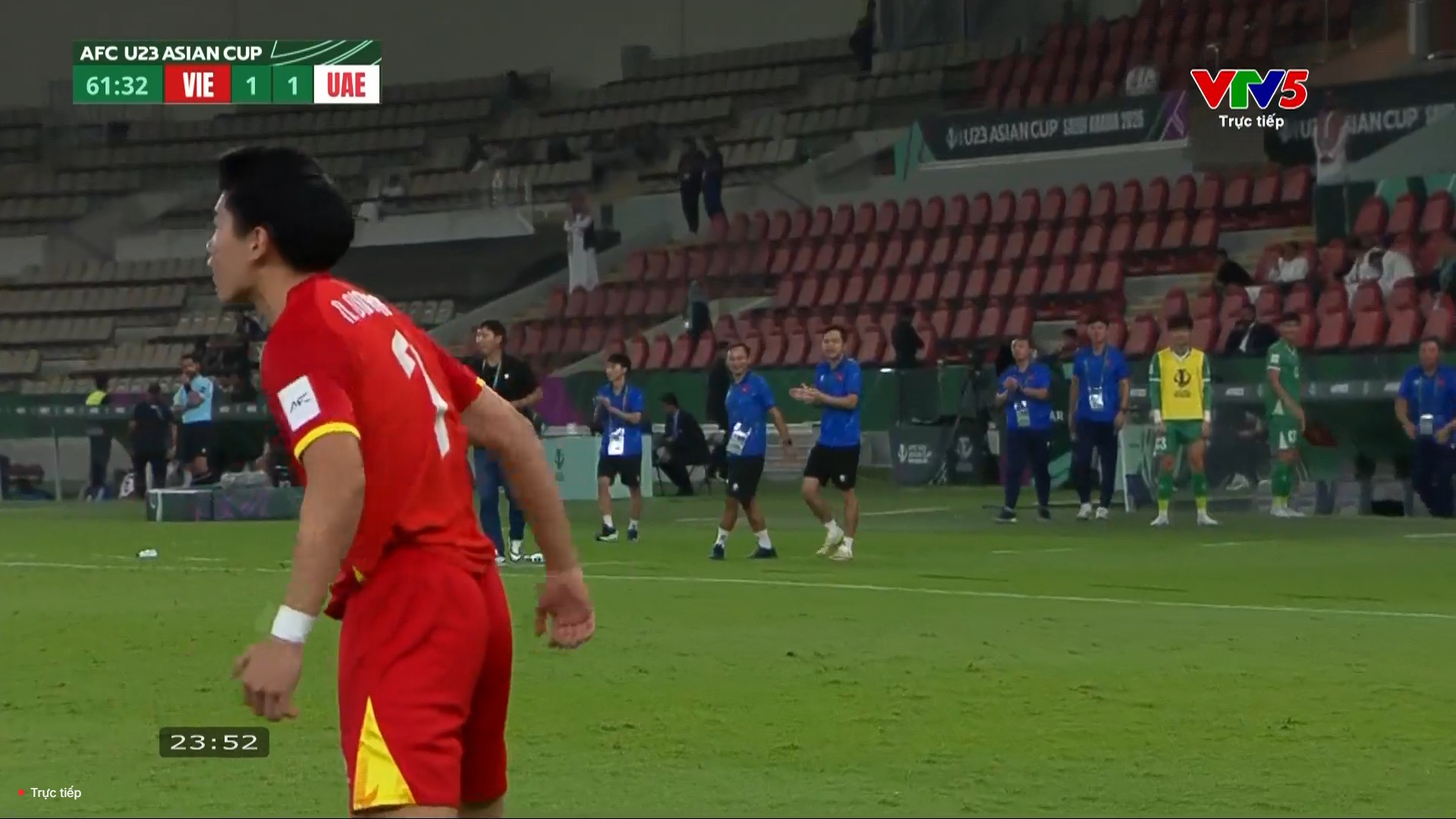 Bùng nổ cảm xúc: Đình Bắc tái hiện cú đánh đầu ngược tuyệt phẩm của Công Vinh, giúp U23 Việt Nam dẫn trước U23 UAE