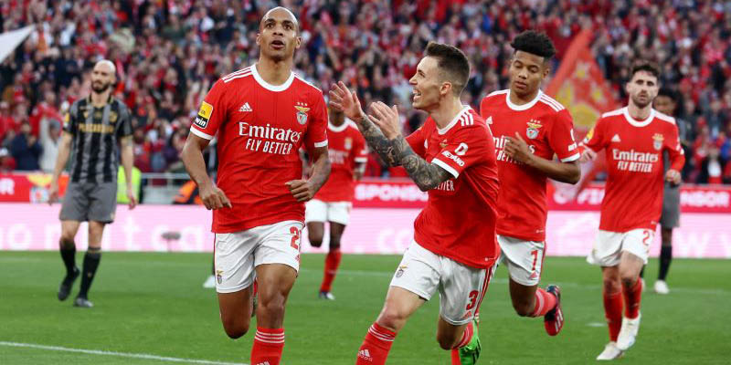 Cổ động viên Benfica cổ vũ cuồng nhiệt tại sân Da Luz