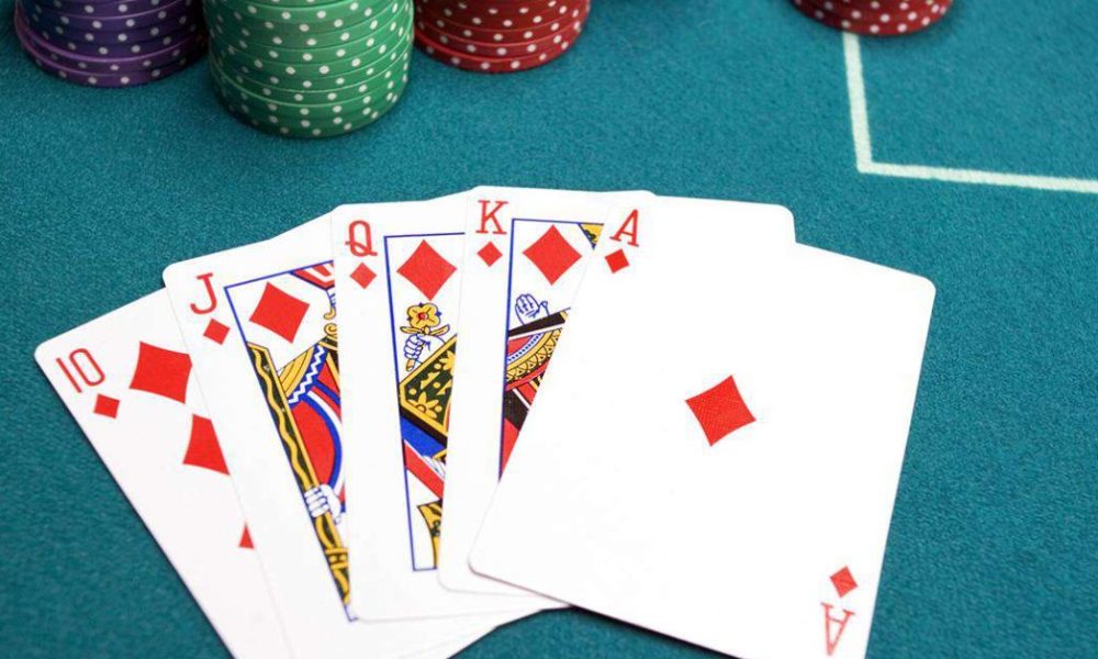 Quy trình chia bài chung trên bàn Poker